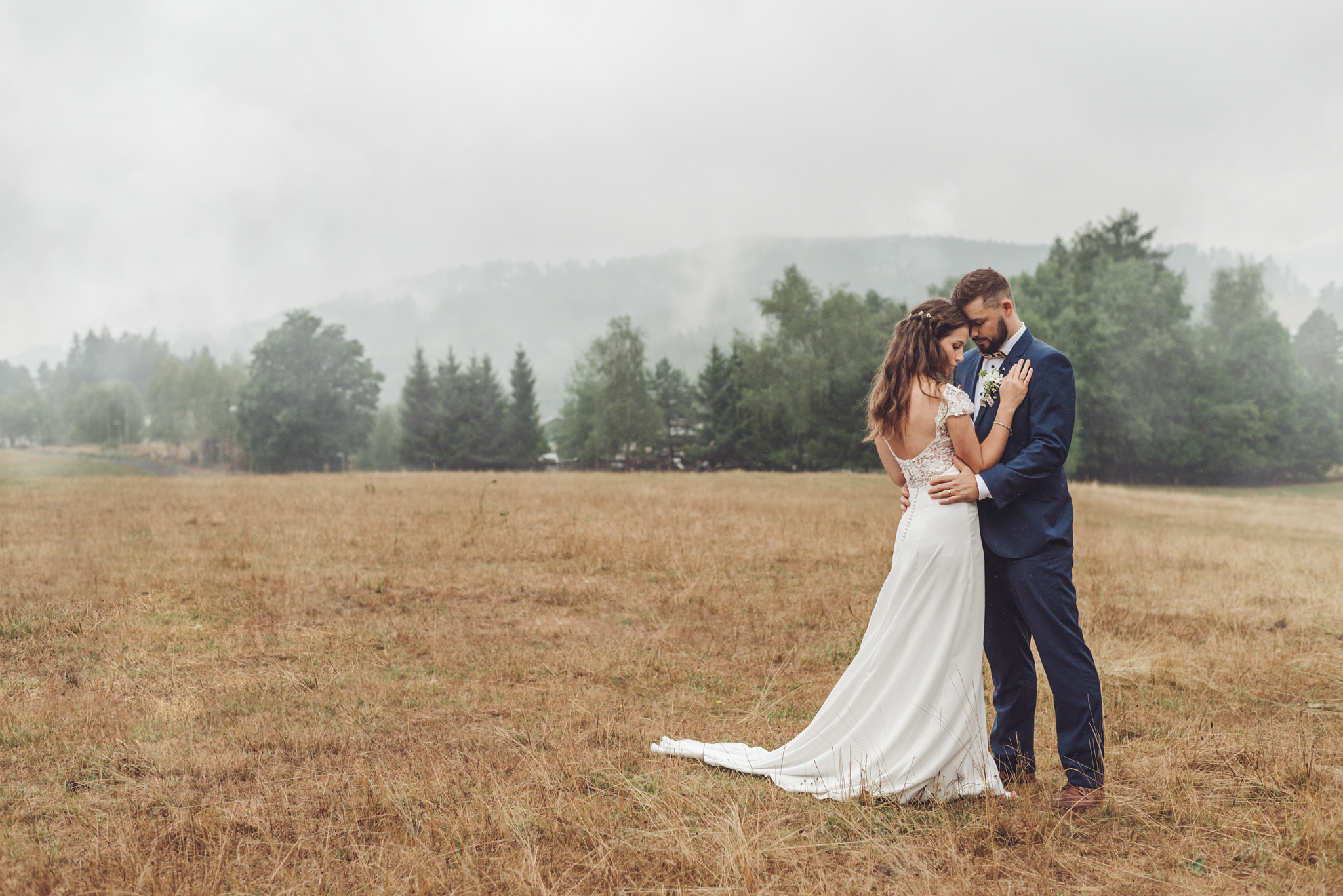 Přirozená svatební fotografie novomanželů